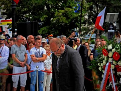Uroczystości przed pomnikiem Polskiego Państwa Podziemnego i Armii Krajowej w Warszawie. Wieniec złożył dyrektor BUWiM Adam Siwek – 1 sierpnia 2019. Fot. Mateusz Niegowski (IPN)