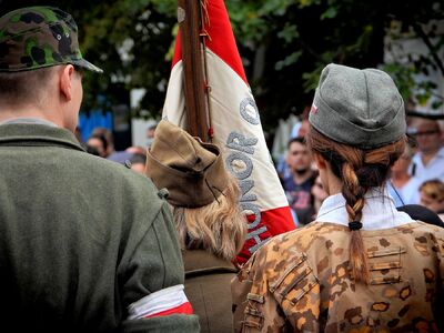 Uroczystości przed pomnikiem Polskiego Państwa Podziemnego i Armii Krajowej w Warszawie. Wieniec złożył dyrektor BUWiM Adam Siwek – 1 sierpnia 2019. Fot. Mateusz Niegowski (IPN)