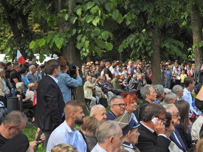 Obchody 75. rocznicy wybuchu Powstania Warszawskiego przed pomnikiem „Mokotów Walczący – 1944” w Parku im. Gen. Gustawa Orlicz-Dreszera – Warszawa, 1 sierpnia 2019. Fot. Mateusz Niegowski (IPN)