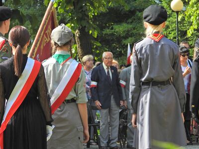 Obchody 75. rocznicy wybuchu Powstania Warszawskiego przed pomnikiem „Mokotów Walczący – 1944” w Parku im. Gen. Gustawa Orlicz-Dreszera – Warszawa, 1 sierpnia 2019. Fot. Mateusz Niegowski (IPN)