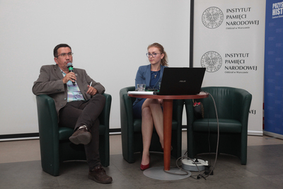Prowadzący spotkanie dr Tomasz Łabuszewski i Ewa Dyngosz (OBEN IPN w Warszawie). Fot. Piotr Życieński (IPN)