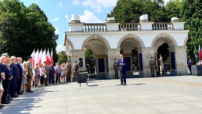 Uroczystość przy Grobie Nieznanego Żołnierza. Fot. Marcin Jurkiewicz (IPN)