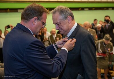 Szef UdSKiOR Jan Józef Kasprzyk wręcza medal Pro Bono Poloniae dr. Kazimierzowi Krajewskiemu – 11 sierpnia 2019. Fot. Marcin Jurkiewicz (IPN)