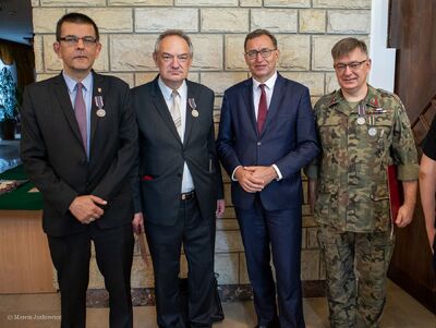 Od lewej: dr Rafał Sierchuła, dr Kazimierz Krajewski, dr Jarosław Szarek – prezes IPN, dr Wojciech Muszyński – 11 sierpnia 2019. Fot. Marcin Jurkiewicz (IPN)