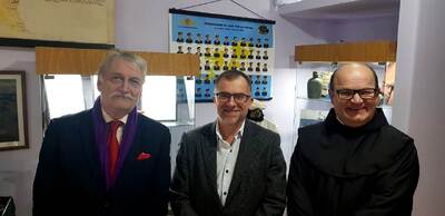Spotkanie w Muzeum Wojska Polskiego w Martin Coronado. Od lewej: Grzegorz Sobociński –  radca ds. dyplomacji publicznej i kulturalnej Ambasady RP w Buenos Aires, dr Jerzy Bednarek, Fr. Jerzy Jacek Twaróg OFM – rektor Polskiej Misji Katolickiej w Argentynie