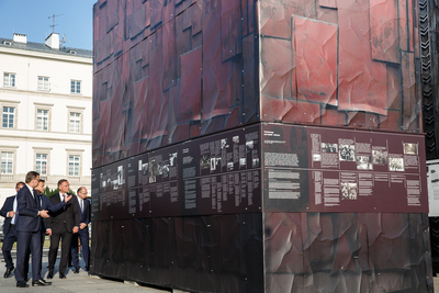 Prezydent RP Andrzej Duda zwiedził wystawę IPN „Ściany totalitaryzmów. Polska 1939–1945” – Warszawa, 23 sierpnia 2019. Fot. Sławek Kasper (IPN)