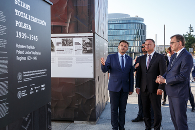 Prezydent RP Andrzej Duda zwiedził wystawę IPN „Ściany totalitaryzmów. Polska 1939–1945” – Warszawa, 23 sierpnia 2019. Fot. Sławek Kasper (IPN)