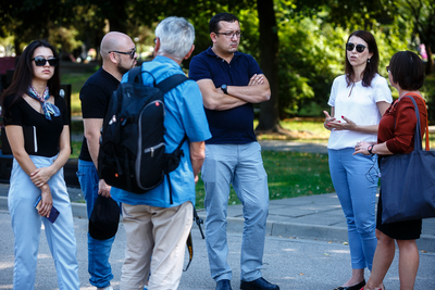 Dziennikarze z Uzbekistanu na Powązkach Wojskowych – 28 sierpnia 2019. Fot. Sławek Kasper (IPN)
