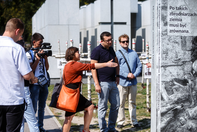 Dziennikarze z Uzbekistanu na Powązkach Wojskowych – 28 sierpnia 2019. Fot. Sławek Kasper (IPN)