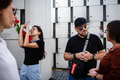 Dziennikarze z Uzbekistanu na Powązkach Wojskowych – 28 sierpnia 2019. Fot. Sławek Kasper (IPN)