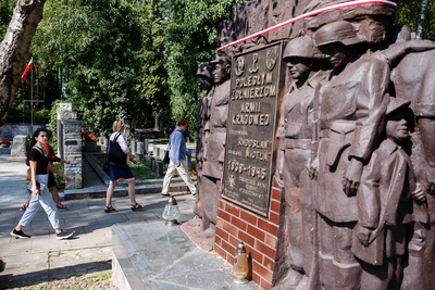 Dziennikarze z Uzbekistanu na Powązkach Wojskowych – 28 sierpnia 2019. Fot. Sławek Kasper (IPN)