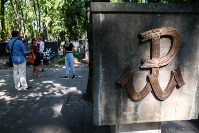 Dziennikarze z Uzbekistanu na Powązkach Wojskowych – 28 sierpnia 2019. Fot. Sławek Kasper (IPN)