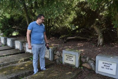 Dziennikarze z Uzbekistanu na cmentarzu żołnierzy Armii Czerwonej w Pułtusku. Fot. Anna Wicka (IPN)