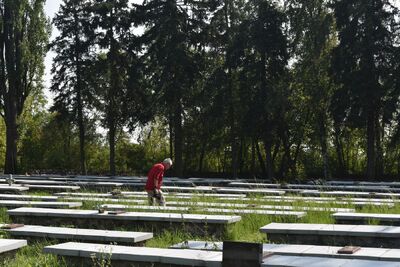 Dziennikarze z Uzbekistanu na cmentarzu żołnierzy Armii Czerwonej w Pułtusku. Fot. Anna Wicka (IPN)
