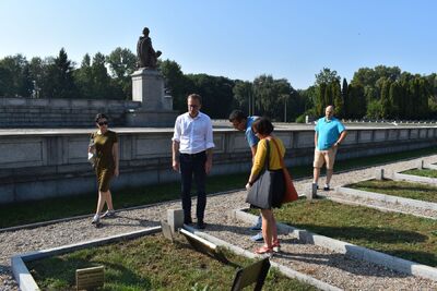 Dziennikarze z Uzbekistanu na cmentarzu żołnierzy Armii Czerwonej w Warszawie przy ul. Żwirki i Wigury. Fot. Anna Wicka (IPN)