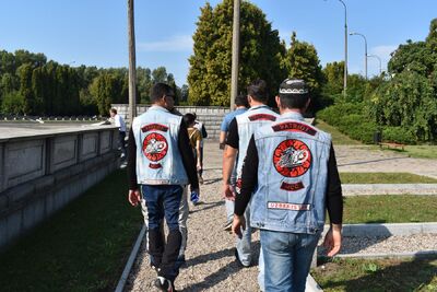 Dziennikarze z Uzbekistanu na cmentarzu żołnierzy Armii Czerwonej w Warszawie przy ul. Żwirki i Wigury. Fot. Anna Wicka (IPN)