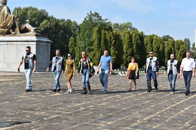Dziennikarze z Uzbekistanu na cmentarzu żołnierzy Armii Czerwonej w Warszawie przy ul. Żwirki i Wigury. Fot. Anna Wicka (IPN)
