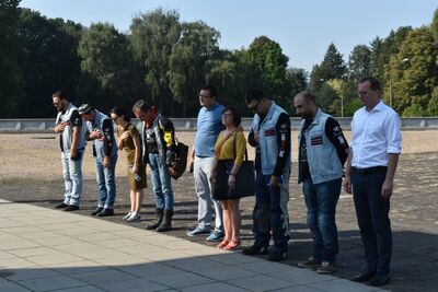 Dziennikarze z Uzbekistanu na cmentarzu żołnierzy Armii Czerwonej w Warszawie przy ul. Żwirki i Wigury. Fot. Anna Wicka (IPN)