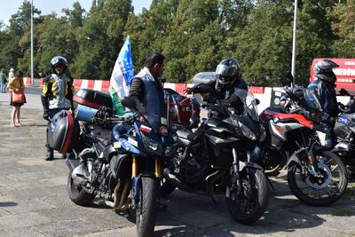 Dziennikarze z Uzbekistanu na cmentarzu żołnierzy Armii Czerwonej w Warszawie przy ul. Żwirki i Wigury. Fot. Anna Wicka (IPN)