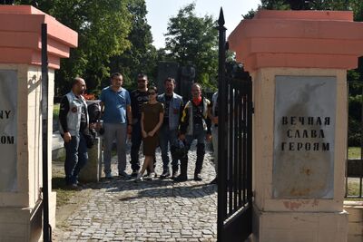 Dziennikarze z Uzbekistanu w kwaterze żołnierzy Armii Czerwonej na warszawskim Bródnie. Fot. Anna Wicka (IPN)