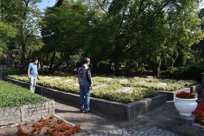 Dziennikarze z Uzbekistanu w kwaterze żołnierzy Armii Czerwonej na warszawskim Bródnie. Fot. Anna Wicka (IPN)