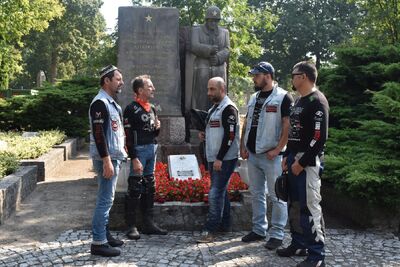 Dziennikarze z Uzbekistanu w kwaterze żołnierzy Armii Czerwonej na warszawskim Bródnie. Fot. Anna Wicka (IPN)