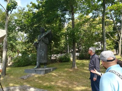 Dziennikarze uzbeccy zwiedzają cmentarze w Gdańsku i Gdyni – 30 sierpnia 2019. Fot. Karolina Piotrowska (IPN)