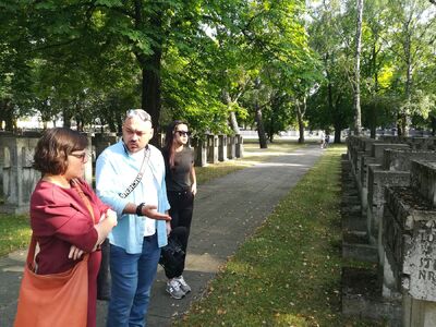 Dziennikarze uzbeccy zwiedzają cmentarze w Gdańsku i Gdyni – 30 sierpnia 2019. Fot. Karolina Piotrowska (IPN)