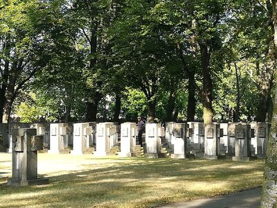 Dziennikarze uzbeccy zwiedzają cmentarze w Gdańsku i Gdyni – 30 sierpnia 2019. Fot. Karolina Piotrowska (IPN)