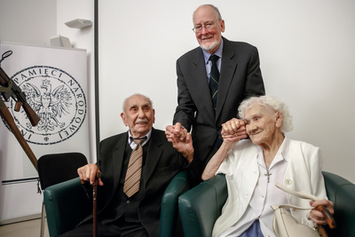 Sam Bryan oraz bohaterowie fotografii jego ojca sprzed 80 lat: Kazimiera Mika i Zygmunt Aksienow. Fot. Sławek Kasper (IPN)