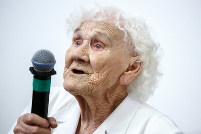 Kazimiera Mika podczas otwarcia wystawy „Oblężenie Warszawy 1939. Fotografie Juliena Bryana” – Warszawa, 3 września 2019. Fot. Sławek Kasper (IPN)