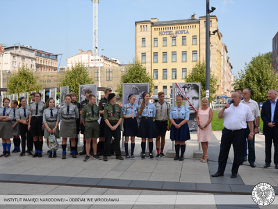 Wystawa „Ukradzione dzieciństwo” przed Dworcem Głównym PKP we Wrocławiu – 30 sierpnia – 7 października 2019