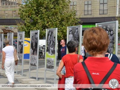 Wystawa „Ukradzione dzieciństwo” przed Dworcem Głównym PKP we Wrocławiu – 30 sierpnia – 7 października 2019
