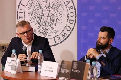 Dr. hab. Sławomir Cenckiewicz i Bartosz Kapuściak. Promocja książki „Normatywy Wojskowej Służby Wewnętrznej (1957–1990)” – Warszawa, 10 września 2019. Fot. Aleksandra Wierzchowska (IPN)