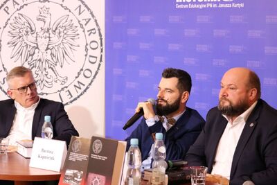 Dr. hab. Sławomir Cenckiewicz, Bartosz Kapuściak i dr Paweł Piotrowski. Promocja książki „Normatywy Wojskowej Służby Wewnętrznej (1957–1990)” – Warszawa, 10 września 2019. Fot. Aleksandra Wierzchowska (IPN)