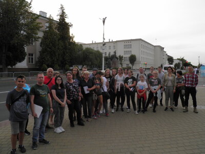 Uczestnicy wyjazdu edukacyjnego IPN na tle gmachu dawnego Urzędu Wojewódzkiego Poleskiego przy byłej ul. Unii Lubelskiej (obecnie Lenina), przed którym 22 września 1939 r. odbyła się niesławna defilada Wehrmachtu i Armii Czerwonej – sojuszników w agresji na Polskę. Fot. IPN