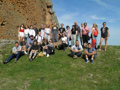 Uczestnicy wyjazdu edukacyjnego IPN na wzgórzu zamkowym w Nowogródku, 11 września 2019 r. Fot. IPN