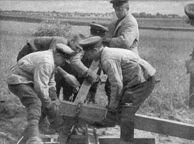Grupa żołnierzy sowieckich demontuje umocnienia na granicy polsko-sowieckiej, 17 września 1939 r. Fot. AIPN