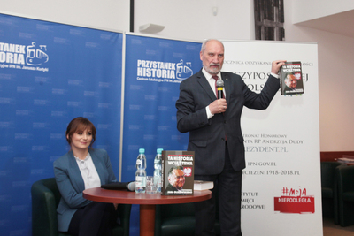 Promocja książki Justyny Błażejowskiej „Ta historia wciąż trwa. Wspomnienia Jana Olszewskiego” – Warszawa, 18 września 2019. Fot. Piotr Życieński (IPN)