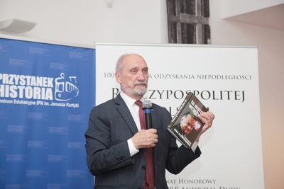 Antoni Macierewicz podczas spotkania wokół książki Justyny Błażejowskiej „Ta historia wciąż trwa. Wspomnienia Jana Olszewskiego” – Warszawa, 18 września 2019. Fot. Piotr Życieński (IPN)