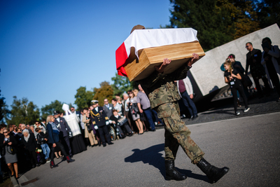 Uroczystości pogrzebowe ofiar zbrodni komunistycznych odnalezionych na „Łączce” – Powązki Wojskowe, 22 września 2019. Fot. Sławek Kasper (IPN)