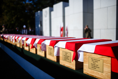 Uroczystości pogrzebowe ofiar zbrodni komunistycznych odnalezionych na „Łączce” – Powązki Wojskowe, 22 września 2019. Fot. Sławek Kasper (IPN)