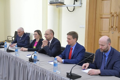 Na zdj. od prawej: dr Marcin Majewski (naczelnik wydziału Badań Archiwalnych i Edycji Źródeł Archiwum IPN), dr Mariusz Żuławnik (zastępca dyrektora Archiwum IPN), dr. Mateusz Szpytma (zastępca Prezesa IPN), Marzena Kruk (dyrektor Archiwum IPN) oraz Stanisław Koller (pracownik Archiwum IPN)