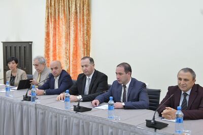 Na zdj. Od prawej: Omar Tushurashvili (dyrektor Archiwum MSW Gruzji) Givi Mikanadze (dyrektor Administracji Parlamentu Gruzji), Szota Goshadze ( z-ca dyrektora Adm. Gruzji), Levan Vardidze ( z-ca dyrektora Archiwum MSW), Irakli Jakobashvili ( naczelnik Archiwum Parlamentu), Nana Grigalashvili Archiwum MSW