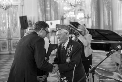 Uroczystość wręczenia nagród „Kustosz Pamięci Narodowej”, Nagrodę z rąk prezesa IPN Jarosława Szarka odbiera mjr Wincenty Knapczyk – 26 maja 2017. Fot. Marcin Jurkiewicz (IPN)