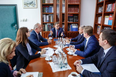 Spotkanie prezesa IPN dr. Jarosława Szarka i wiceprezesa IPN dr. hab. Krzysztofa Szwagrzyka z ambasadorem Ukrainy w Polsce dr. Andrijem Deszczycą – 1 października 2019. Fot. Sławek Kasper (IPN)