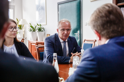 Od lewej: mec. Anna Szeląg, zastępca dyrektora Biura Poszukiwań i Identyfikacji IPN i dr hab. Krzysztof Szwagrzyk, zastępca prezesa IPN – 1 października 2019. Fot. Sławek Kasper (IPN)