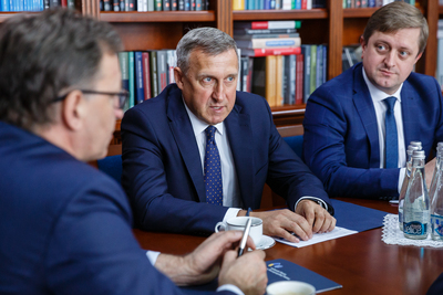 Od lewej: prezes IPN dr Jarosław Szarek, ambasador Ukrainy w Polsce dr Andrij Deszczyca, radca-minister Wasyl Zwarycz – 1 października 2019. Fot. Sławek Kasper (IPN)