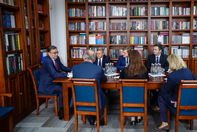 Spotkanie prezesa IPN dr. Jarosława Szarka i wiceprezesa IPN dr. hab. Krzysztofa Szwagrzyka z ambasadorem Ukrainy w Polsce dr. Andrijem Deszczycą – 1 października 2019. Fot. Sławek Kasper (IPN)