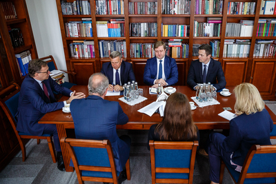 Spotkanie prezesa IPN dr. Jarosława Szarka i wiceprezesa IPN dr. hab. Krzysztofa Szwagrzyka z ambasadorem Ukrainy w Polsce dr. Andrijem Deszczycą – 1 października 2019. Fot. Sławek Kasper (IPN)